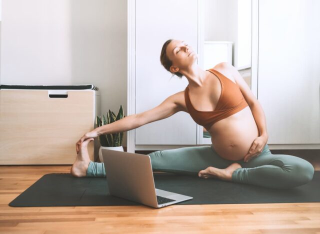 έγκυος-που-κάνει-yoga