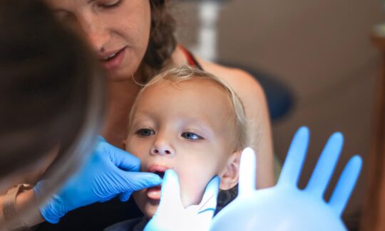 Πρώτη επίσκεψη στον οδοντίατρο: Πότε πρέπει να προγραμματιστεί