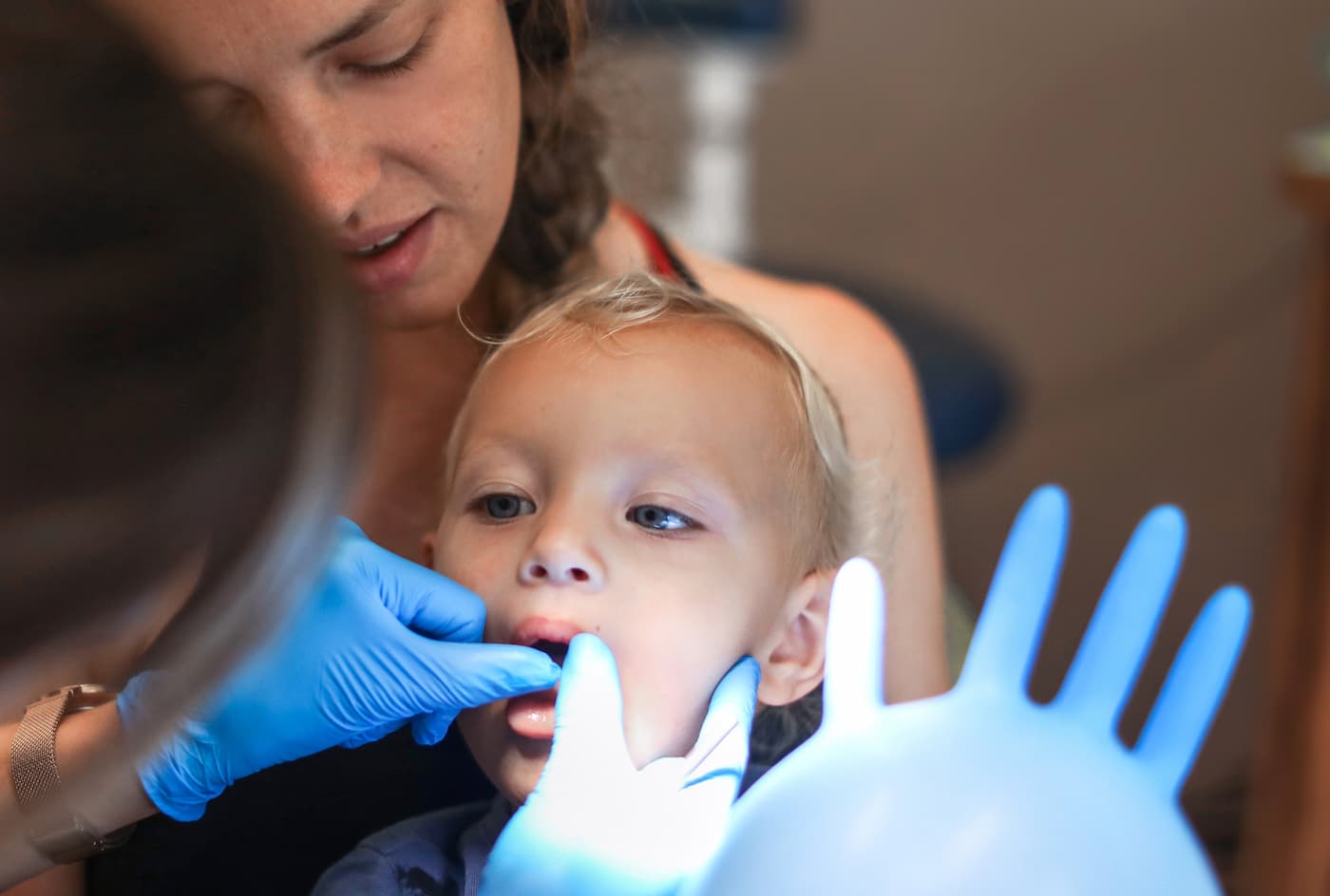 Πρώτη επίσκεψη στον οδοντίατρο: Πότε πρέπει να προγραμματιστεί
