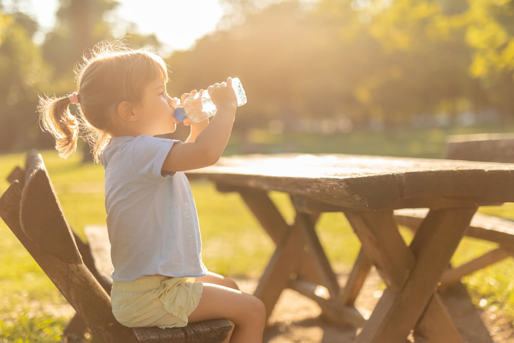 Πώς θα καταφέρεις να πείσεις το παιδί σου να πίνει περισσότερο νερό;