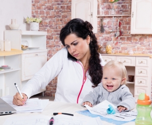 Μαμά εργαζόμενη στο σπίτι – Πώς θα τα καταφέρετε