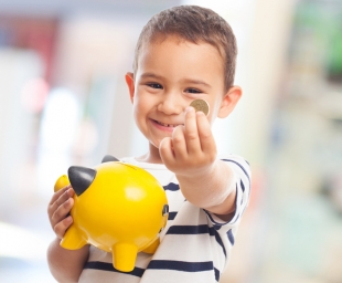 10 τρόποι για να μάθουν τα παιδιά τα χρήματα και την αξία της αποταμίευσης