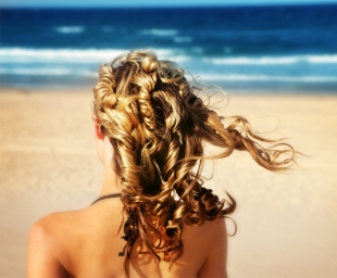 Μυστικά περιποίησης για τα μαλλιά το καλοκαίρι