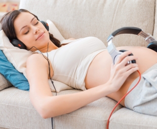 Αυτά είναι τα καλύτερα τραγούδια να ακούει μια γυναίκα καθώς γεννάει!