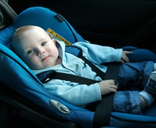 Πώς να τοποθετήσουμε σωστά το μωρό στο παιδικό καθισματάκι αυτοκινήτου