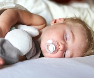 Σε ποια ηλικία κοιμούνται τα μωρά όλη τη νύχτα;