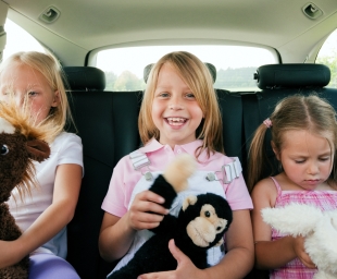 Παιδιά στο αυτοκίνητο – 6 πράγματα που όλοι οι γονείς πρέπει να έχουν μαζί τους