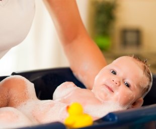 Οι καλύτερες συμβουλές για το μπάνιο του νεογέννητου