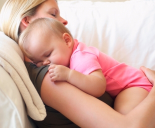 «Κακομαθαίνει» ένα μωρό εάν το κρατάμε πολύ στην αγκαλιά μας;