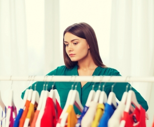 Πρακτικές συμβουλές για να οργανώσετε καλύτερα τα ρούχα στις ντουλάπες σας