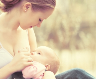 4 λόγοι που ο θηλασμός μάς ομορφαίνει