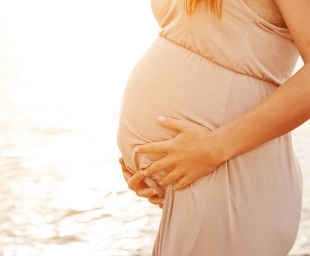 Έγκυος το καλοκαίρι – Οδηγός «επιβίωσης»