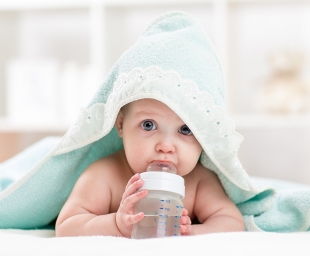 Πότε πρέπει να αρχίσει ένα μωρό να πίνει νερό;