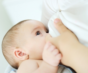 Πώς επηρεάζει ο θηλασμός την ψυχολογία της νέας μητέρας
