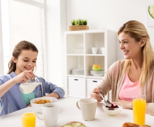 Πώς να πείσετε το παιδί σας να τρώει πρωινό