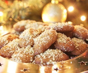 ΜΕΛΟΜΑΚΑΡΟΝΑ: Η διατροφική αξία του «βασιλιά» των χριστουγεννιάτικων γλυκών και μία συνταγή που… στάζει στο μέλι.