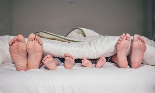 Μωρό και γονείς: Τελικά πρέπει να κοιμάστε στο ίδιο κρεβάτι;