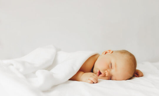Τι σημαίνει όταν το μωράκι σας κοιμάται πολύ;