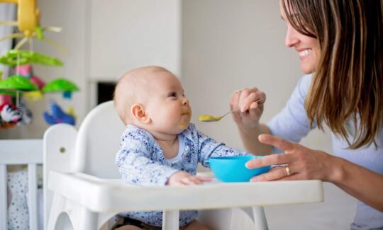 Γιατί δεν τρώει το μωρό μου; Πώς να του μάθετε να τρώει τα πάντα